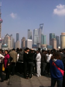 Blick auf die Silhouette von Pudong: und wir sind nicht die Einzigen hier!